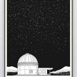 Puede incluir: Una impresión artística en blanco y negro con un dibujo lineal de un observatorio astronómico con techo abovedado bajo un cielo estrellado. El texto en la parte inferior dice MULTIPLE SIZES · INCHES & CM, indicando opciones de impresión.