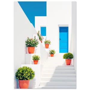 Cuadro de patio mediterráneo con escalera encalada, puerta azul y macetas de terracota (impresión A4 A3 50 x 70 cm)