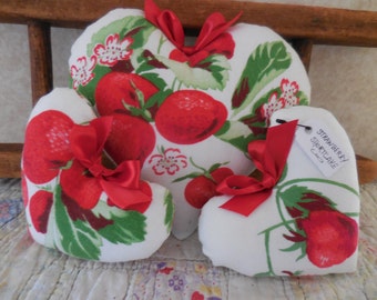 Primitive Vintage Tablecloth Strawberry Cupboard Heart Tucks Bowl Fillers Wilendur