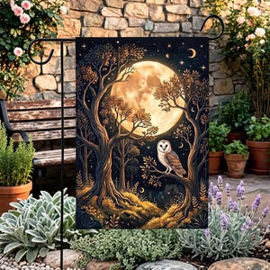 Puede incluir: Una bandera de jardín rectangular que muestra una escena de bosque nocturno con una gran luna llena brillante. Una lechuza está posada en una rama de árbol en primer plano. La ilustración utiliza una paleta de colores oscuros con tonos dorados.