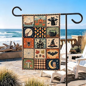 Puede incluir: Una bandera de jardín rectangular con una cuadrícula de doce ilustraciones temáticas de Halloween, que incluyen un fantasma en un bote, calabazas, un gato negro, una escoba, dulces de maíz, un caldero, una araña, una casa embrujada, un sombrero de bruja, una telaraña, hojas, un murciélago, setas, un patrón de cuadros y un búho sobre una luna creciente.