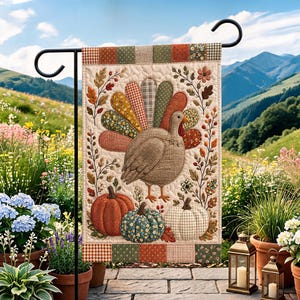 Puede incluir: Una bandera de jardín acolchada rectangular que presenta un pavo central con plumas de cola estampadas multicolores, flanqueado por tres calabazas en naranja, azul y blanco. El borde consiste en un diseño de patchwork con telas de otoño.