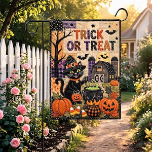 Puede incluir: Una bandera de jardín rectangular con un patrón acolchado y el texto TRICK OR TREAT. El diseño muestra un gato negro con sombrero de bruja, un caldero con líquido verde, calabazas, un granero, murciélagos y dulces sobre un fondo beige.
