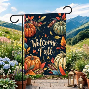 Peut inclure: Un drapeau de jardin rectangulaire suspendu à un support en métal noir, présentant un fond bleu marine avec le texte Welcome Fall en écriture dorée, entouré d'illustrations de citrouilles orange et vertes, de feuilles d'automne et de maïs.