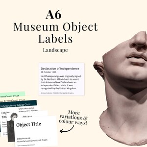 Puede incluir: Etiquetas de objetos de museo A6 en formato horizontal. La imagen presenta una escultura parcial de un rostro y varias etiquetas de objetos de museo. Una etiqueta dice "Declaración de Independencia" con texto. La imagen también incluye el texto "¡Más variaciones y combinaciones de colores!"