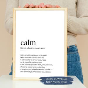 Könnte beinhalten: Ein gerahmter Druck mit dem Wort "calm" in schwarzer Schrift. Darunter die Definition und eine Beschreibung. Am unteren Rand des Drucks steht "DIGITALER DOWNLOAD KEINE PHYSISCHEN ARTIKEL".