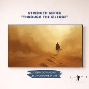 Puede incluir: Impresión artística de descarga digital para TV con marco. La obra de arte presenta una figura solitaria caminando por un paisaje desértico bajo un cielo dorado. El texto dice "STRENGTH SERIES" y "THROUGH THE SILENCE".