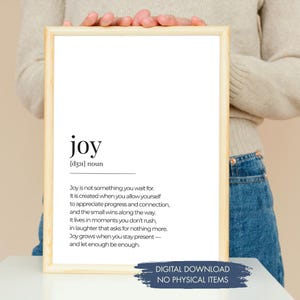 Può includere: Stampa incorniciata con la parola "joy" e la sua definizione. La cornice è in legno chiaro. Il testo "DOWNLOAD DIGITALE NESSUN ARTICOLO FISICO" si trova nella parte inferiore della stampa. La stampa è tenuta da una persona.