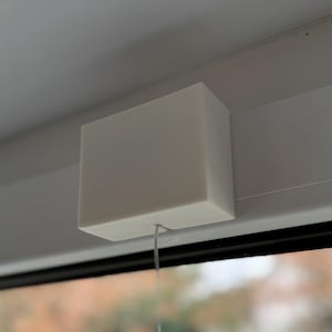 Fenster-Batteriehalter für LED-Deko – Verstecke deine Batteriebox elegant – Befestigung im Fensterrahmen – ganz ohne Kleben oder Bohren