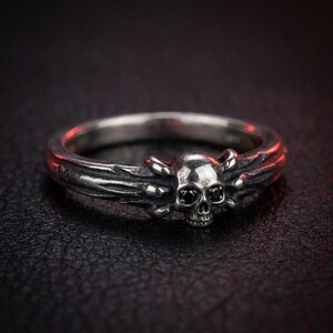 Anillo de mano de esqueleto plateado estilo gótico con banda abierta en forma de hueso.