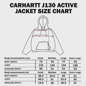 Op de afbeelding: Maattabel voor de Carhartt J130 Active Jacket. De tabel toont lichaamsmaten in cm en inches voor lichaamslengte, borst en schouderbreedte, van small tot extra large. De jas heeft een capuchon.