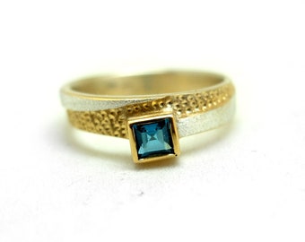 Quadratischer Swiss Topas Ring, vergoldetes Silberband, blauer Edelstein Goldring, breiter zweifarbiger Ring