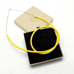 イエローラバーネックレス、ミニマリストストランドネックレス、イエローノットネックレス、ステートメントラバージュエリー