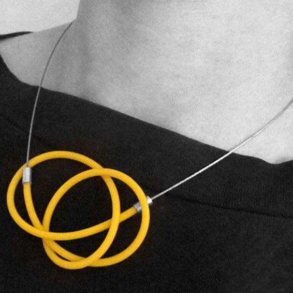 jaune collier en caoutchouc, collier minimaliste, collier noeud jaune, bijoux en caoutchouc de déclaration