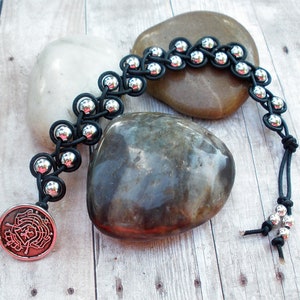 Fermeture de bouton de bracelet d’enveloppe tissée de boucle tissée de cuir noir et de perle argentée