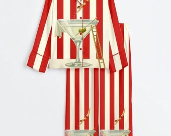 Può includere: Un set pigiama a due pezzi composto da una camicia a maniche lunghe con bottoni e pantaloni abbinati. Il tessuto presenta righe verticali rosse e crema con una stampa grafica ripetuta di un bicchiere da martini, una scaletta e un tuffatore.