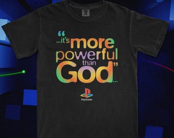 Retro grafisch T-shirt PlayStation-tijdperk | Vintage gaming-T-shirt 'More Powerful Than God' 1995