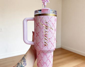 Tasse Stanley 40 oz/30 oz personnalisée LoveShackFancy, gobelet personnalisé gravé au laser avec nom et logo, cadeau d'anniversaire pour lui ou elle