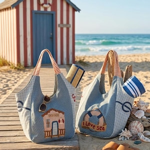 Può includere: Due borse tote in tessuto blu con pois bianchi e motivi a quadri. Una borsa presenta un'applicazione a forma di cabina da spiaggia con la scritta "Sea Cabin" e occhiali da sole, l'altra un salvagente con la scritta "I Love Sea".