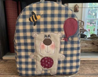 Handgefertigter karierter Baumwollrucksack – Teddybär mit Ballon und Biene