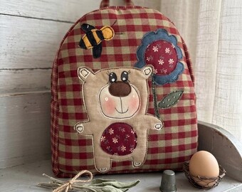 Handgefertigter roter Rucksack im Landhausstil – mit Teddybär und aufgenähter Blume