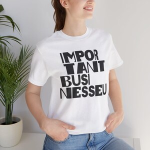 Camiseta Important Businesseu iykyk Meme | K-pop BTS j-hope | Camiseta com tipografia de Jung Hoseok