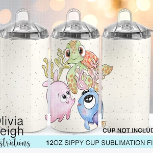 Puede incluir: Archivo de sublimación para vaso con boquilla de 12 oz blanco, con una tortuga marina de dibujos animados, un pulpo rosa y un pez azul con detalles de coral. La taza tiene tapa y asa transparentes. El diseño incluye el texto "Olivia Leigh Illustrations".