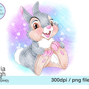 Puede incluir: Una ilustración digital de un conejo gris con orejas y patas rosas. El conejo sonríe y tiene una nariz rosa. El fondo es una acuarela de color morado, azul y blanco.