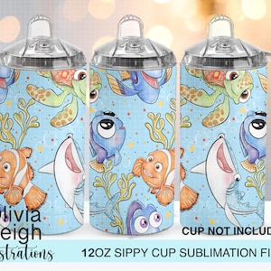 Puede incluir: Tres vasos con boquilla con un fondo azul claro con criaturas marinas de dibujos animados como tortugas, peces payaso y tiburones. Los vasos tienen tapas y asas transparentes. El texto en los vasos dice "Olivia Leigh Illustrations" y "12oz Sippy Cup Sublimation File".
