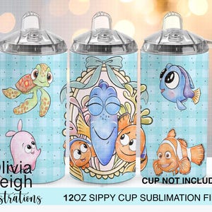 Puede incluir: Archivo de sublimación para taza con boquilla de 12 oz con personajes de dibujos animados de la película Buscando a Nemo. La taza tiene un fondo a cuadros azul claro con ilustraciones de Dory, Nemo, Crush y otros personajes.