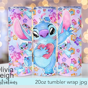 Op de afbeelding: Een 20oz tumbler wrap met het personage Stitch uit Lilo & Stitch. Het ontwerp bevat Stitch met een hart, omringd door bloemen en tropische elementen in tinten blauw, roze en paars. De tekst "Olivia Leigh Illustrations" is ook zichtbaar.