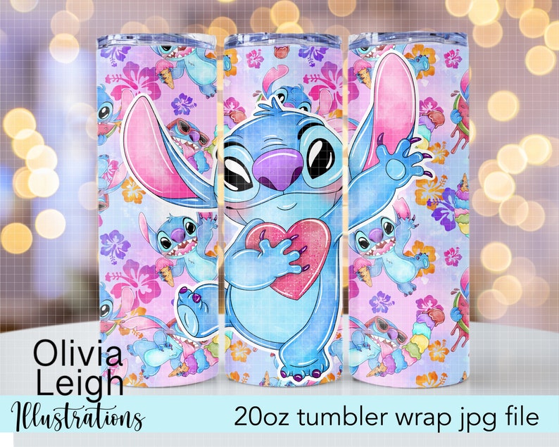Op de afbeelding: Een 20oz tumbler wrap met het personage Stitch uit Lilo & Stitch. Het ontwerp bevat Stitch met een hart, omringd door bloemen en tropische elementen in tinten blauw, roze en paars. De tekst "Olivia Leigh Illustrations" is ook zichtbaar.