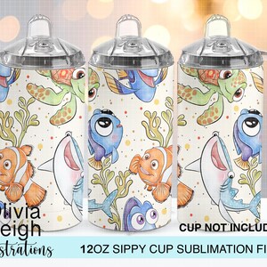 Puede incluir: Tres vasos con boquilla con un diseño submarino colorido con peces de dibujos animados, tortugas y corales. Los vasos tienen tapas y asas transparentes. El texto "Olivia Leigh Illustrations" y "12OZ SIPPY CUP SUBMLIMATION FILE" son visibles.