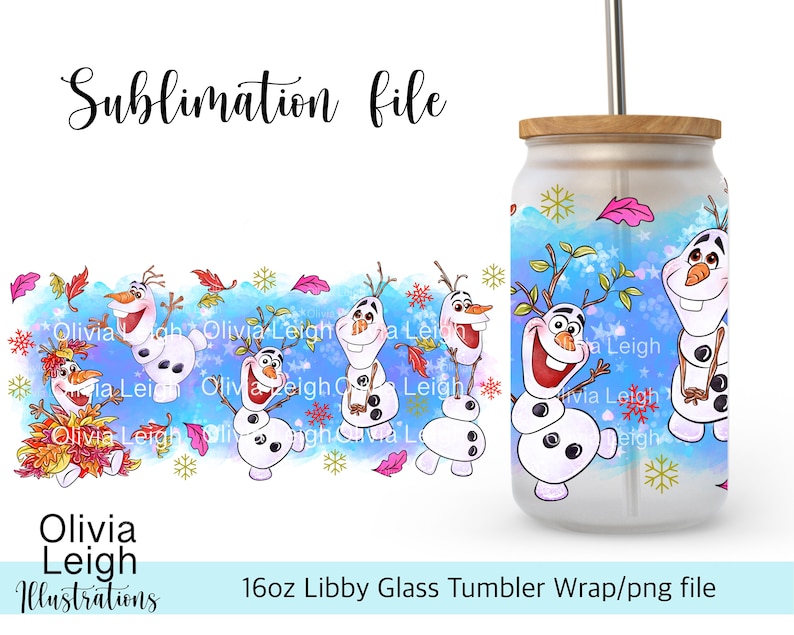 Pu&ograve; includere: Un bicchiere di vetro smerigliato con coperchio in legno e cannuccia in acciaio inossidabile. Il bicchiere presenta un design colorato con il personaggio Olaf di Frozen, fiocchi di neve e foglie autunnali. Il testo dice "Sublimation file" e "16oz Libby Glass Tumbler Wrap/png file."
