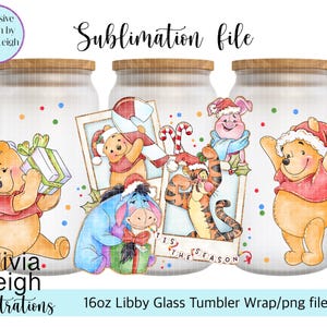 Puede incluir: Un diseño de archivo de sublimación con personajes de Winnie the Pooh con atuendos festivos. El diseño incluye ilustraciones de Pooh, Piglet, Eeyore y Tigger, con el texto "'Tis the Season" y "16oz Libby Glass Tumbler Wrap/png file".