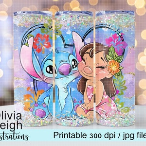 K&ouml;nnte beinhalten: Ein Becher mit einer farbenfrohen Illustration von Stitch und Lilo aus dem Film Lilo & Stitch. Das Design umfasst ein Herz, Blumen und den Text "Olivia Leigh Illustrations" und "Printable 300 dpi / jpg file".
