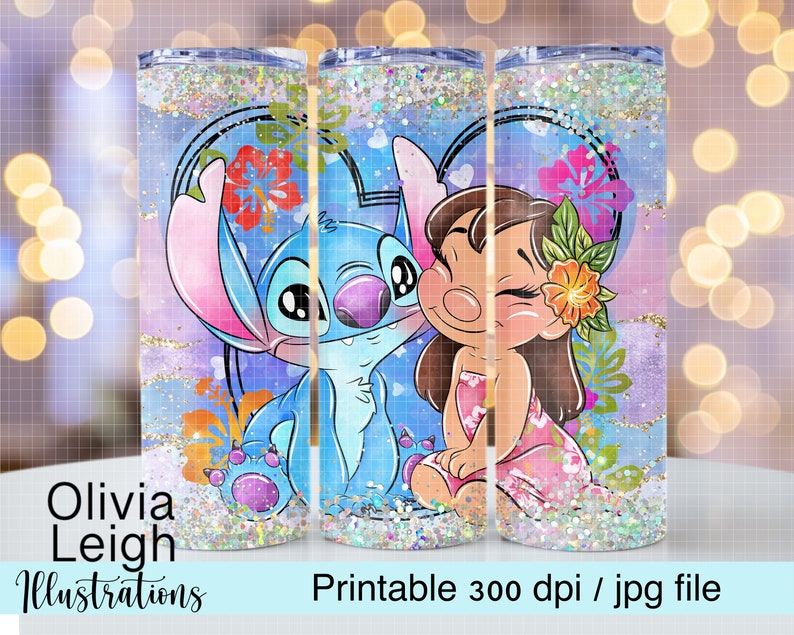 K&ouml;nnte beinhalten: Ein Becher mit einer farbenfrohen Illustration von Stitch und Lilo aus dem Film Lilo & Stitch. Das Design umfasst ein Herz, Blumen und den Text "Olivia Leigh Illustrations" und "Printable 300 dpi / jpg file".
