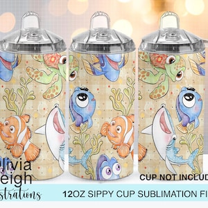 Puede incluir: Tres vasos con boquilla con un colorido diseño submarino con peces de dibujos animados, tortugas y corales sobre un fondo beige. Los vasos tienen tapas y asas transparentes. El texto de la imagen dice "Olivia Leigh Illustrations" y "12oz Sippy Cup Sublimation File".