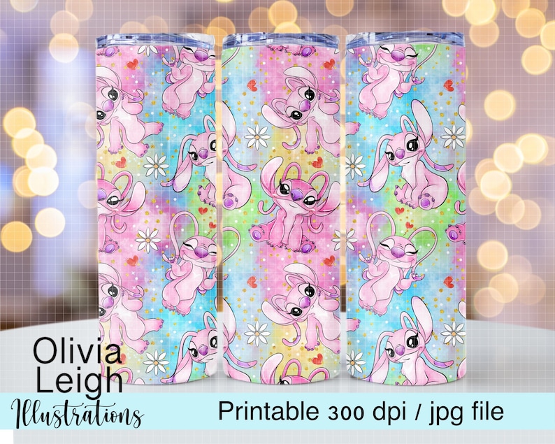 K&ouml;nnte beinhalten: Ein Sublimationsdesign mit einem sich wiederholenden Muster von Stitch-Charakteren aus dem Disney-Film Lilo & Stitch. Das Design ist auf einem hellblauen Hintergrund mit rosa, wei&szlig;en und violetten Akzenten. Das Design ist perfekt f&uuml;r die Erstellung von benutzerdefinierten Bechern, Tassen und anderen Artikeln.