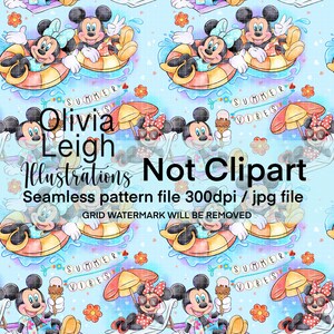 Op de afbeelding: Een naadloos patroon met Mickey en Minnie Mouse die van zomerse activiteiten genieten. Het ontwerp toont de personages in zwembanden, ontspannen op strandstoelen en met ijsjes, alles tegen een lichtblauwe achtergrond. Tekst bevat "Summer Vibes" en "Olivia Leigh Illustrations Not Clipart".