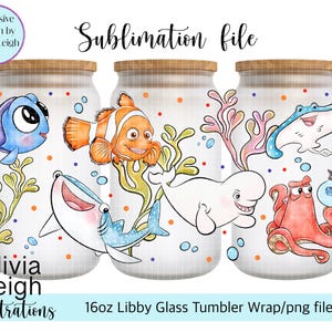 Puede incluir: Un diseño de archivo de sublimación para un envoltorio de vaso de vidrio Libby de 473 ml, con criaturas marinas de dibujos animados. El diseño incluye un pez azul, un pez naranja, una beluga blanca, una manta raya azul, un pulpo rojo y una pecera. El texto "Sublimation file" está en la parte superior.