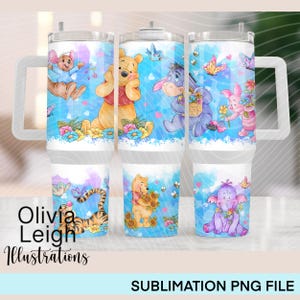 Può includere: Un design di sublimazione con Winnie the Pooh e i suoi amici su uno sfondo blu con accenti bianchi. Il design include Winnie the Pooh, Tigro, Maialino, Ih-Oh e un'ape blu e bianca a strisce. Il design è perfetto per creare bicchieri personalizzati, tazze e altri articoli personalizzati.