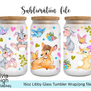 Könnte beinhalten: Sublimationsdesign für eine 16oz Libby Glasbecher-Hülle. Das Design zeigt einen weißen Hintergrund mit bunten Comic-Tieren, Blumen und Schmetterlingen. Der Text "Olivia Leigh" wird im gesamten Design wiederholt.