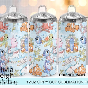 Puede incluir: Archivo de sublimación para taza con boquilla de 12 oz con un fondo azul claro y criaturas marinas de dibujos animados. El diseño incluye a Nemo, Dory y otros personajes, con el texto "Just Keep Swimming". Taza no incluida.