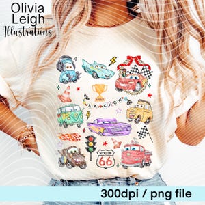 Puede incluir: Camiseta color crema con ilustraciones de coches de dibujos animados coloridos. El diseño incluye varios personajes de coches, un letrero de la Ruta 66 y el texto "KACHOW". La camiseta también tiene el texto "Olivia Leigh Illustrations" y "300dpi / png file".