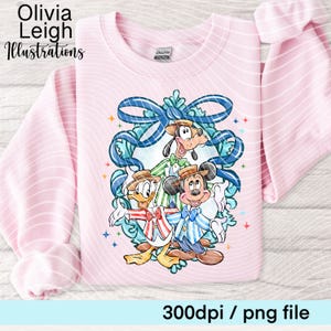 Puede incluir: Sudadera rosa claro con una ilustración de Mickey Mouse, el Pato Donald y Goofy. Los personajes están rodeados por un diseño de cinta azul. El texto "Olivia Leigh Illustrations" está en la parte superior izquierda. La parte inferior de la imagen dice "300dpi / png file".