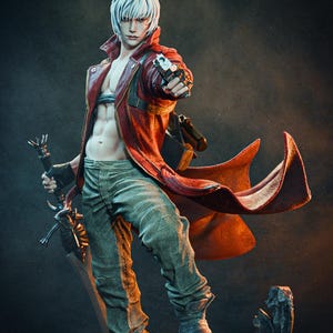 Peut inclure: Statue détaillée d'un personnage aux cheveux blancs, vêtu d'un manteau rouge et d'un pantalon gris, tenant une arme à feu et une grande épée. La figurine est posée de manière dynamique, avec une expression déterminée. La statue est sur un socle rocheux.