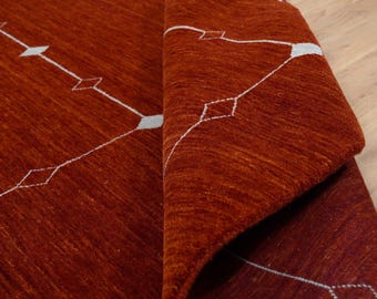 Tappeto in lana Gabbeh rosso ruggine tessuto a mano con bordo a rombi minimale / Tappeto Gabbeh massiccio fatto a mano / Tappeto tribale moderno in lana per soggiorno, camera da letto