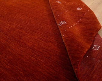 Tappeto Gabbeh in lana rosso ruggine tessuto a mano, design minimalista e solido con delicato bordo geometrico, tappeto moderno fatto a mano