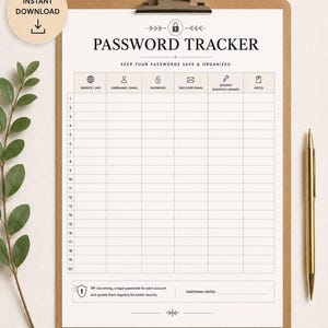 Op de afbeelding: Een wachtwoordtracker-formulier op een bruin klembord met een gouden pen. Het document bevat kolommen voor website, gebruikersnaam, wachtwoord, herstel-e-mail, beveiligingsvraag en notities, met onderaan een tip over wachtwoordbeveiliging.